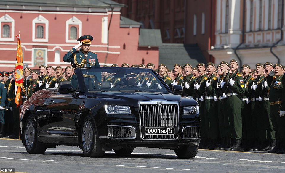Siêu xe mui trần nặng 6 tấn của Putin lần đầu xuất hiện trên đường phố Moscow - 1