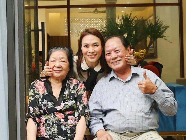 Đời sống Showbiz - Mỹ Tâm luôn dành điều đặc biệt này cho bố mẹ mỗi năm dù bận rộn bay show