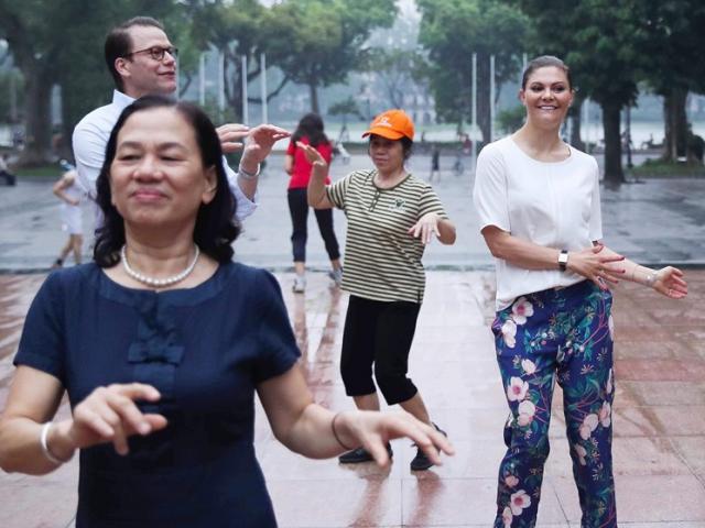 Tin tức trong ngày - Người dân Thủ đô bất ngờ khi tập thể dục cùng "vị khách đặc biệt"