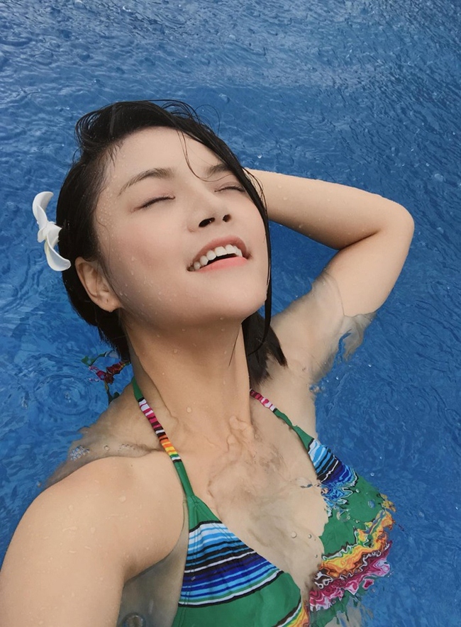 Ngoài đời, Thu Quỳnh hiếm khi chia sẻ hình ảnh gợi cảm. Thỉnh thoảng, người đẹp U30 mới chia sẻ vài hình ảnh diện bikini khi đi du lịch với người thân, bạn bè.