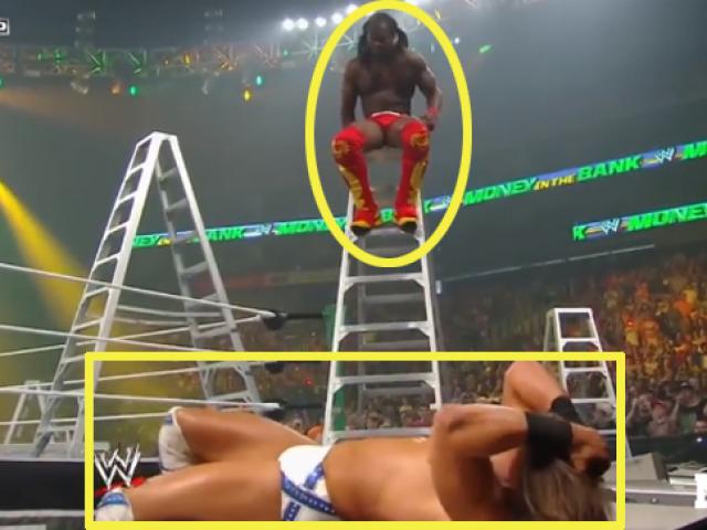 Thể thao - Kinh hoàng WWE: Trèo lên thang 2m nhảy xuống đạp đối thủ gãy cả bàn