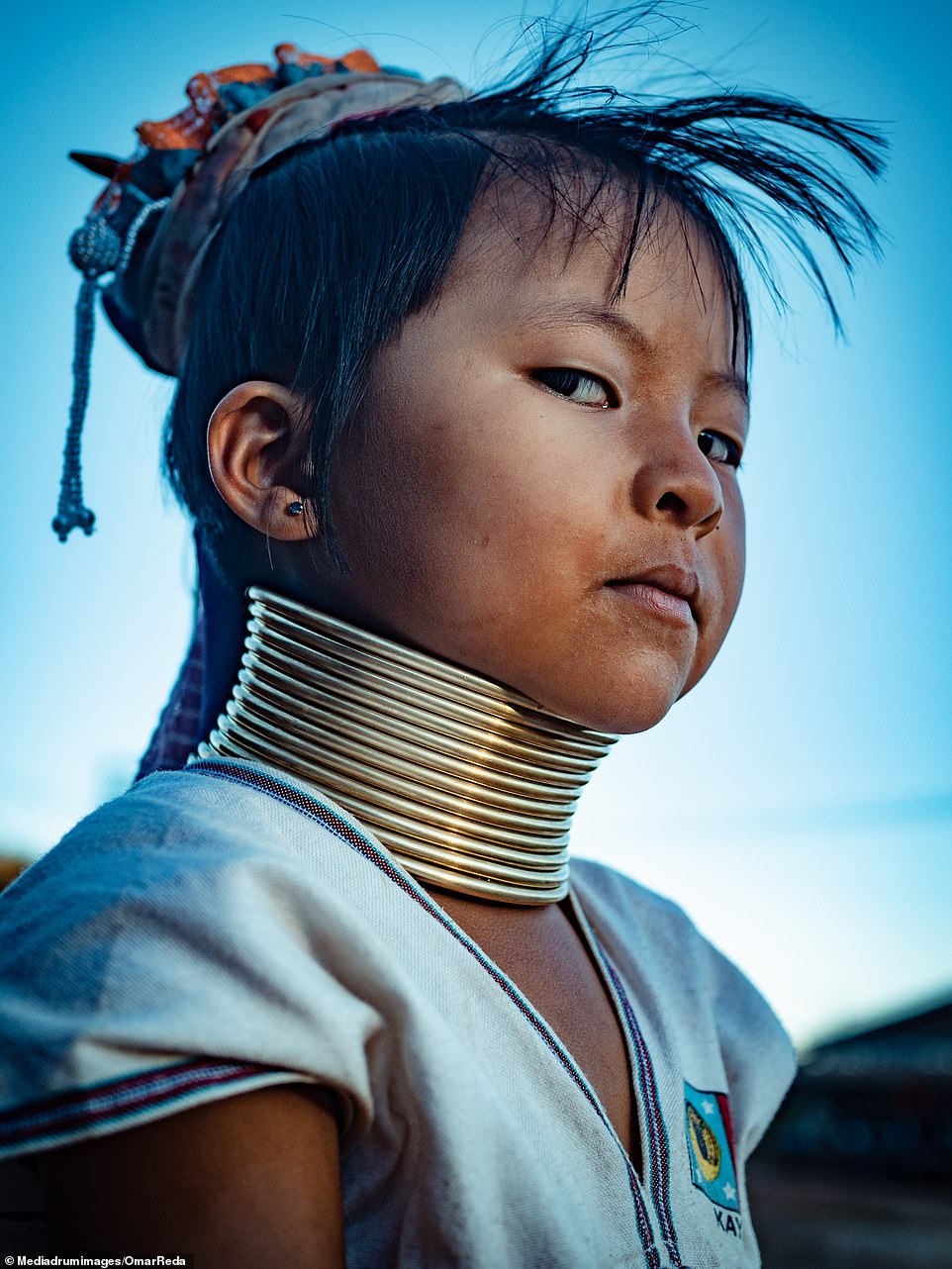 Bí ẩn đằng sau những chiếc cổ dài như hươu cao cổ của phụ nữ bộ tộc Myanmar - 2