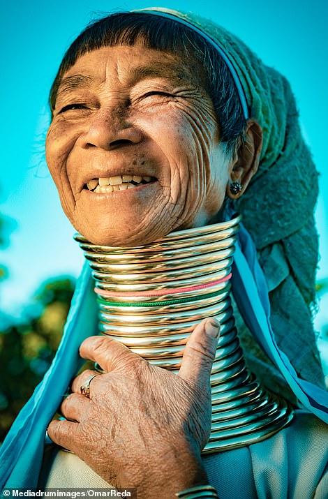 Bí ẩn đằng sau những chiếc cổ dài như hươu cao cổ của phụ nữ bộ tộc Myanmar - 1