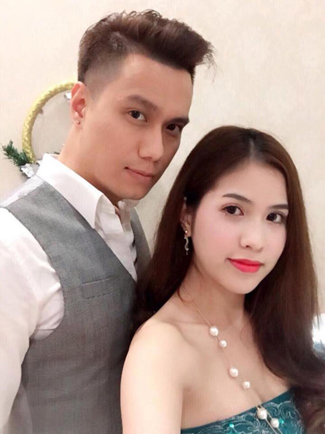 Sau nhiều năm sống chung, Việt Anh đã đăng ký kết hôn với cô vợ hai Trần Hương. Cặp đôi có với nhau 1 con chung. 