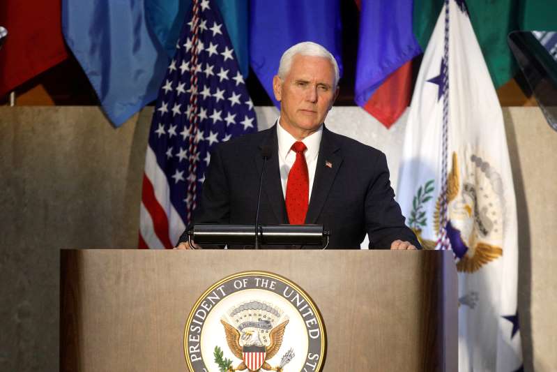 Không cần động binh, Mỹ tung chiêu "ngọt như đường" với quan chức Venezuela - 1