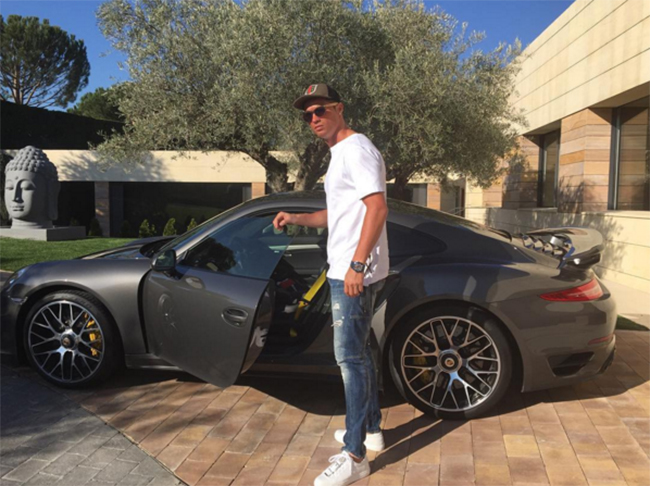 Ronaldo mua chiếc Porsche 911 Turbo S này khi còn khoác áo Real Madrid với giá 230.000 euro.
