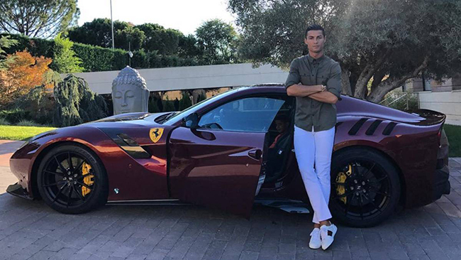 Ronaldo cũng sành dòng Ferrari và sở hữu chiếc Ferrari 599 GTB Fiorano trong ảnh với giá 300.000 euro. Anh ngoài ra còn có 1 chiếc GTO 599 Fiorano giá 375.000 euro và một chiếc F430 giá 280.000 euro.
