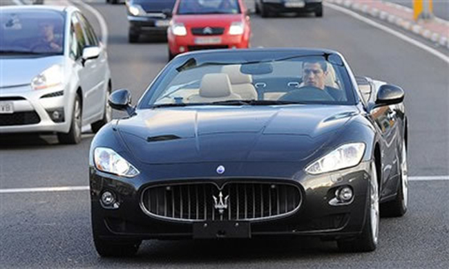 Chiếc Maserati GranCabrio này có giá rất đắt lên tới hơn 650.000 euro, và thậm chí Ronaldo còn sở hữu 9 mẫu xe khác của hãng này.
