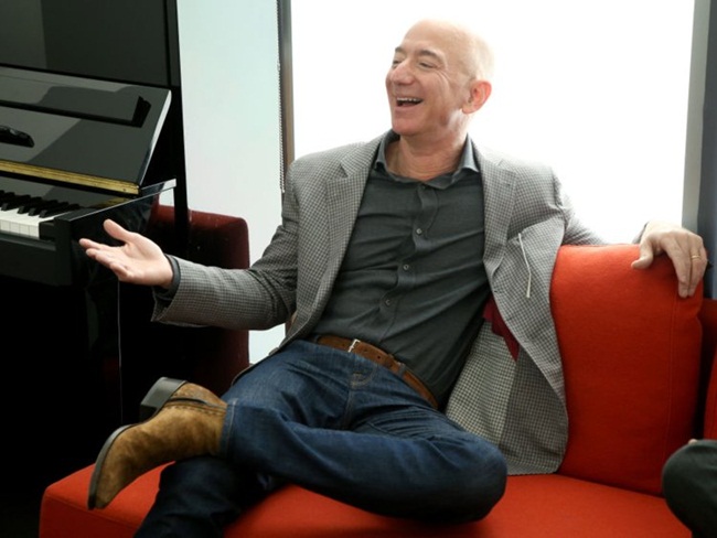 Khối tài sản của Jeff Bezos là 121 tỷ USD, mức lương hằng năm mà ông nhận là 81.840 USD thấp hơn so với nhiều người  Mỹ. Phần lớn tài sản của ông chủ Amazon gắn với cổ phiếu của Amazon.