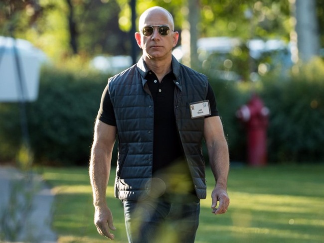 Với 121 tỷ USD, Jeff Bezos có giá trị tài sản ròng bằng 30% tiền học bổng của 100 trường đại học hàng đầu của Mỹ. Khối tài sản của ông chủ Amazon hơn cả tài sản của Đại học Harvard, đại học Texas, đại học Yale cộng lại.