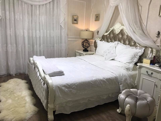 Được biết, cô là người tự lên ý tưởng thiết kế và sử dụng hoàn toàn nội thất nhập khẩu từ Mỹ. Phòng ăn với bộ bàn ghế sang trọng, hiện đại, dao dĩa cao cấp không kém khách sạn 5 sao.