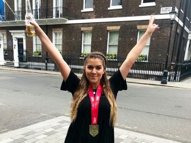 Thể thao - Cả thế giới phải nể: Mỹ nữ gãy chân vẫn chạy 29km về đích