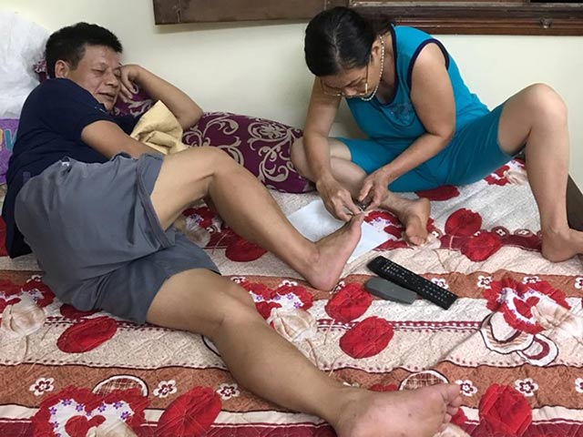 Bạn trẻ - Cuộc sống - Cặp đôi U60 tỉ mẩn cắt móng chân cho nhau và loạt chuyện tình già khiến giới trẻ thổn thức