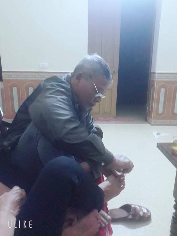 Cặp đôi U60 tỉ mẩn cắt móng chân cho nhau và loạt chuyện tình già khiến giới trẻ thổn thức - 3