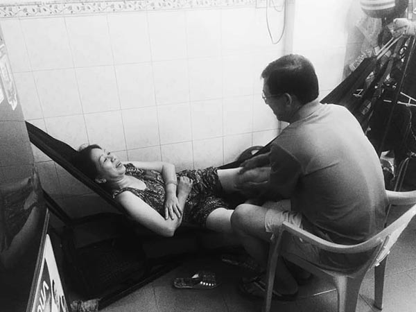 Cặp đôi U60 tỉ mẩn cắt móng chân cho nhau và loạt chuyện tình già khiến giới trẻ thổn thức - 4