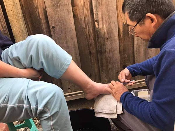 Cặp đôi U60 tỉ mẩn cắt móng chân cho nhau và loạt chuyện tình già khiến giới trẻ thổn thức - 2