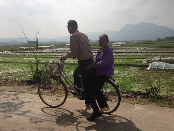 Cặp đôi U60 tỉ mẩn cắt móng chân cho nhau và loạt chuyện tình già khiến giới trẻ thổn thức - 6