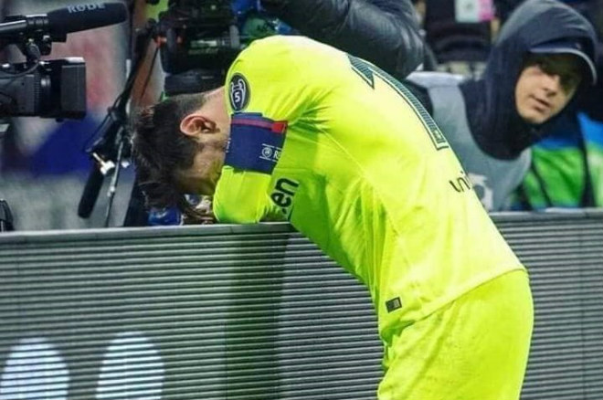 Barca bị loại cúp C1: Messi khóc nức nở đòi bán 4 SAO, đá cặp “Siêu thần đồng” - 1