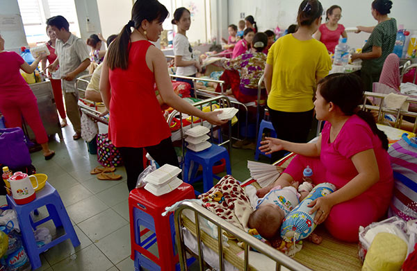 Giá hàng hóa, dịch vụ tăng theo giá điện, xăng - 1