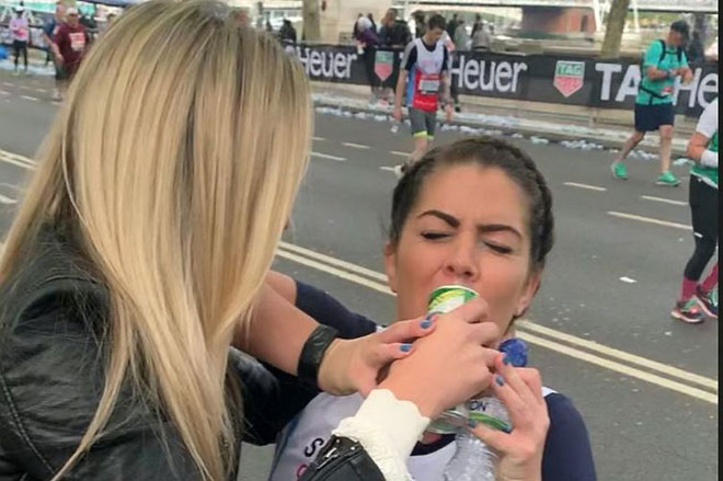 Cả thế giới phải nể: Mỹ nữ gãy chân vẫn chạy 29km về đích - 2