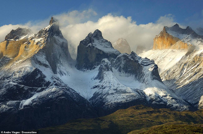 Los Cuernos, Chile: Ngọn núi cao 2.000 m trong vườn quốc gia Torres del Paine được bao quanh bởi các dòng sông băng, hồ và rừng cận nam cực. Từ trên đỉnh núi, du khách có thể chiêm ngưỡng vùng đồng băng Patagonia và sa mạc Atacama.