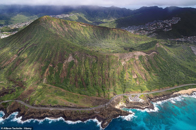 Đỉnh Kim Cương, Hawaii:  Miệng núi lửa này được hình thành bởi quá trình phun trào của núi lửa Ko'olau cách đây 400.000 đến 500.000 năm. Ko'olau là một trong số 17 núi lửa tạo thành quần đảo Hawaii.