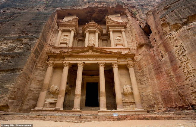 Đền Al-Khazneh, Jordan: Công trình thực chất là lăng mộ cho nhà vua Aretas IV của người Nabatean. Mặc dù các bức tượng bên ngoài bị xói mòn bởi mưa và gió, du khách có thể  chiêm ngưỡng tượng 4 con chim đại bàng còn khá nguyên vẹn ở đây.