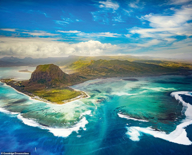 Mauritius: Nhìn từ trên cao, “thác nước ngầm” ở Ấn Độ Dương ngoài khơi bờ biển Mauritius thực chất chỉ là hiện tượng ảo ảnh. Hòn đảo nằm trên thềm đại dương có độ sâu 150m. Cá từ trên bãi biển bị dòng hải lưu cuốn xuống rìa thềm này, tạo thành hiệu ứng như thác nước.