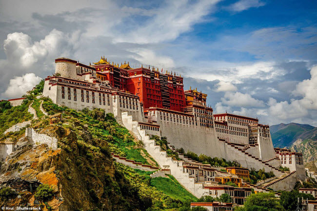 Cung điện Potala, Tây Tạng: Đây từng là nơi ở của các đời Đạt-lai Lạt-ma cho đến khi Đạt-lai Lạt-ma thứ 14 lưu vong sang Dharamsala, Ấn Độ sau khi cuộc nổi dậy mùa xuân vào 1959. Công trình gồm 13 tầng với 1.000 phòng và 10.000 điện thờ.