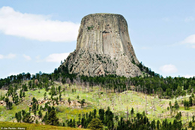 Núi Tháp Quỷ, Mỹ: Ngọn núi ở bang Wyoming hình thành cách đây khoảng 40 triệu năm, khi nham thạch đông cứng bên trong mạch của một núi lửa. Quá trình xói mòn do thời tiết, đã tạo ra hình dạng cho ngọn núi như ngày nay.