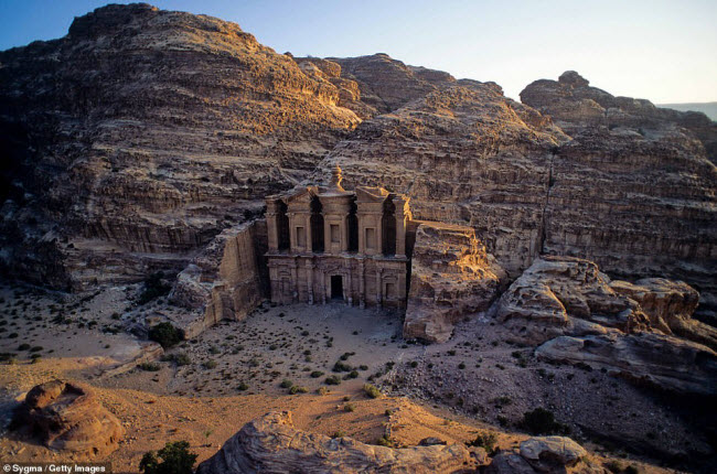 Thành phố Petra, Jordan: Nằm trên sa mạc ở miền nam Jordan, thành phố được xây dựng từ các vách đá sa thạch cách đây khoảng 2.000 năm bởi người Nabatean. Vào thời kỳ cực thịnh, thành phố là trung tâm giao thương lớn.
