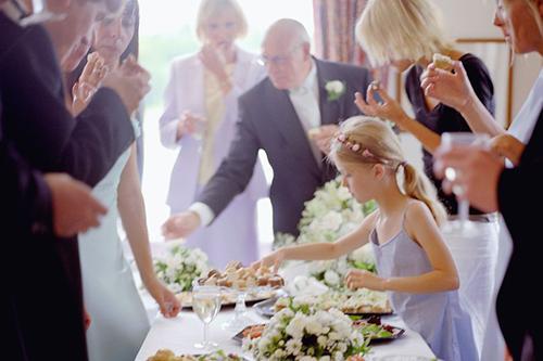 Cô dâu tá hỏa khi khách mang 7 hộp thức ăn to lấy phần trong tiệc cưới - 1