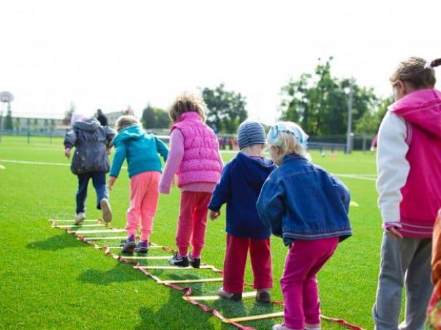 Giáo dục - du học - Cách dụ trẻ vận động nhiều hơn, không dán mắt vào máy tính cả ngày