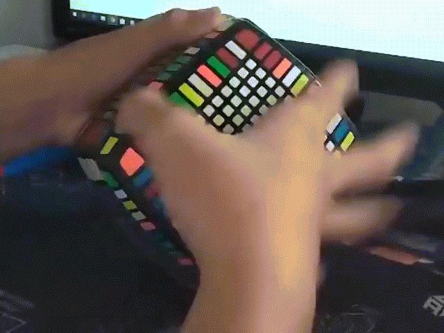 Media - Thanh niên xoay khối rubik 11 tầng nhanh như điện