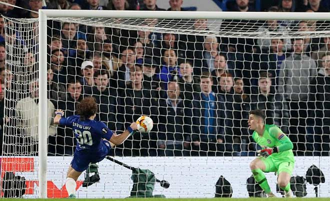 Arsenal & Chelsea vào chung kết Europa League: Người thảnh thơi, kẻ thót tim - 12