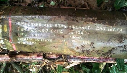 Nghệ An: Phát hiện quả bom dài gần 2m có nhiều ký tự lạ bên bờ suối - 1
