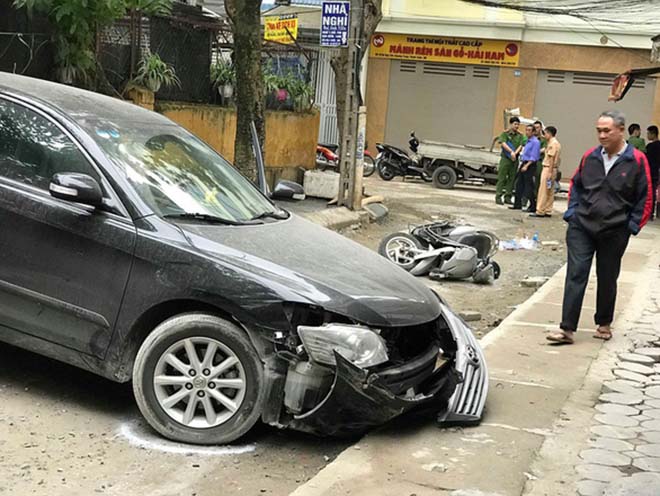 Nữ tài xế xe Camry lùi xe không để ý, tông chết người đi xe máy - 2