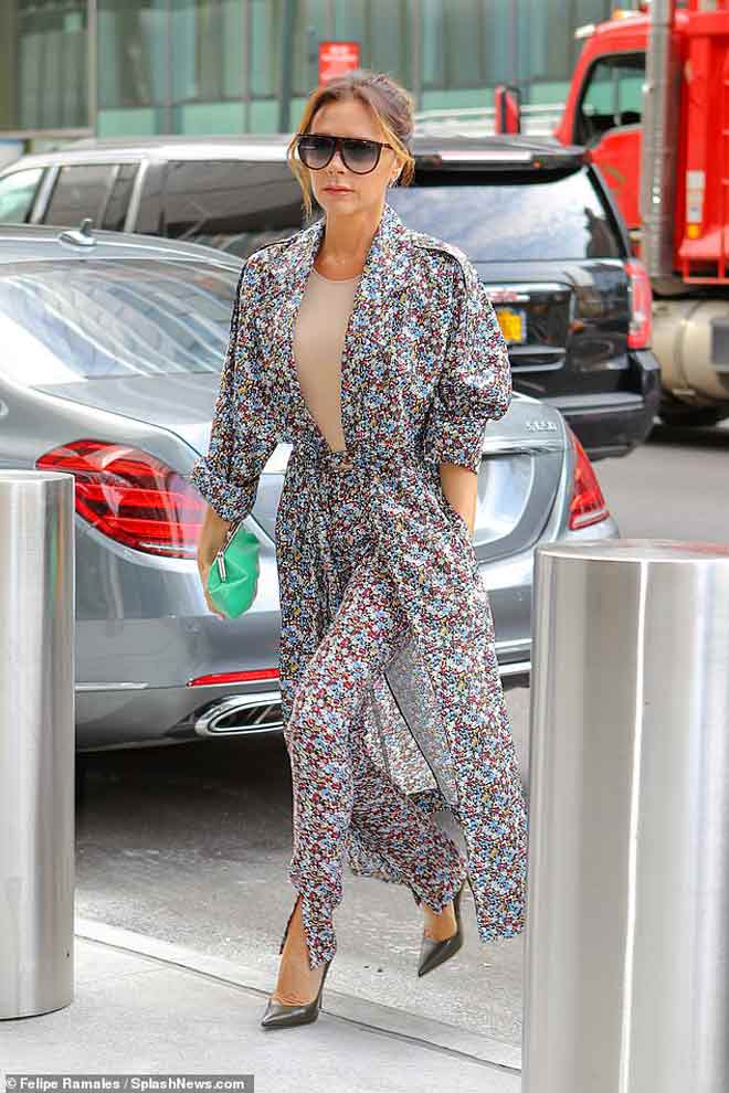 Vừa lái xe vừa dùng điện thoại, cựu sao MU Beckham ra tòa - 2