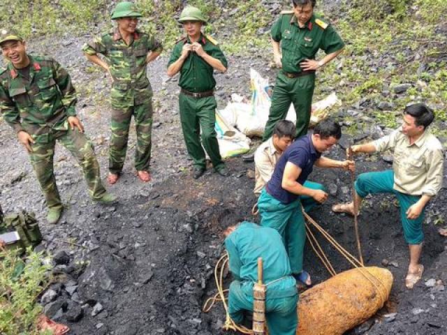 Tin tức trong ngày - Clip: Kích nổ tiêu hủy quả bom dài 1,2m được người dân phát hiện