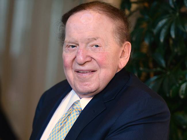 Sheldon Adelson là tỷ phú 85 tuổi đứng sau đế chế sòng bạc lớn nhất thế giới Las Vegas Sands. Las Vegas Sands đang vận hành nhiều cơ sở kinh doanh sòng bạc như: Venetian Las Vegas, Palazzo Las Vegas, Sandy Macao, Marina Bay Sands ở Singapore, Sands Bethlehe...