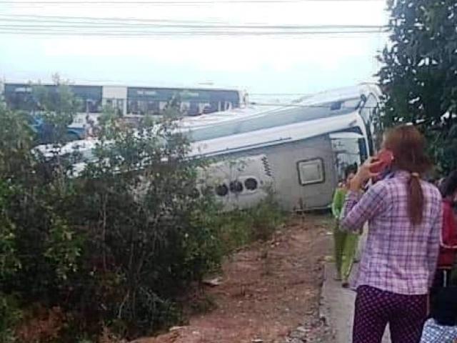 Tin tức trong ngày - Nhiều người cầu cứu trong xe khách bị lật ở Long An