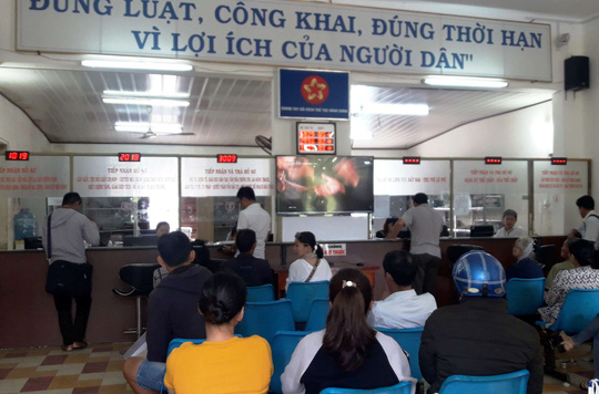 Nóng 24h qua: Va chạm ô tô biển xanh, hai mẹ con đi xe đạp điện tử vong - 2