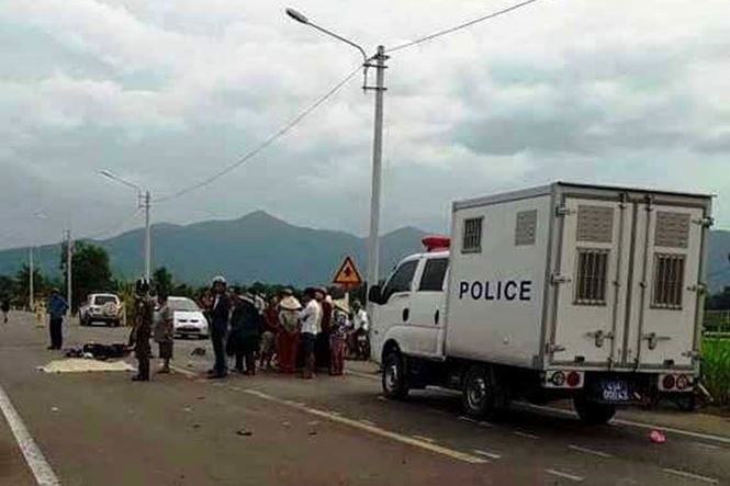 Nóng 24h qua: Va chạm ô tô biển xanh, hai mẹ con đi xe đạp điện tử vong - 3