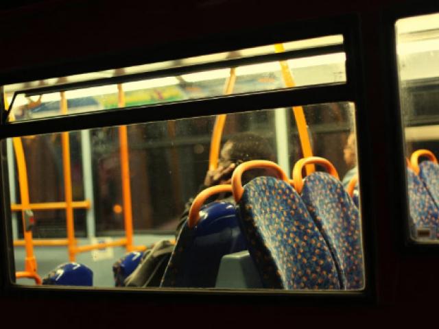 Phi thường - kỳ quặc - Thanh niên bị bắt quả tang xem phim đen trên xe buýt vì mắc lỗi ngớ ngẩn