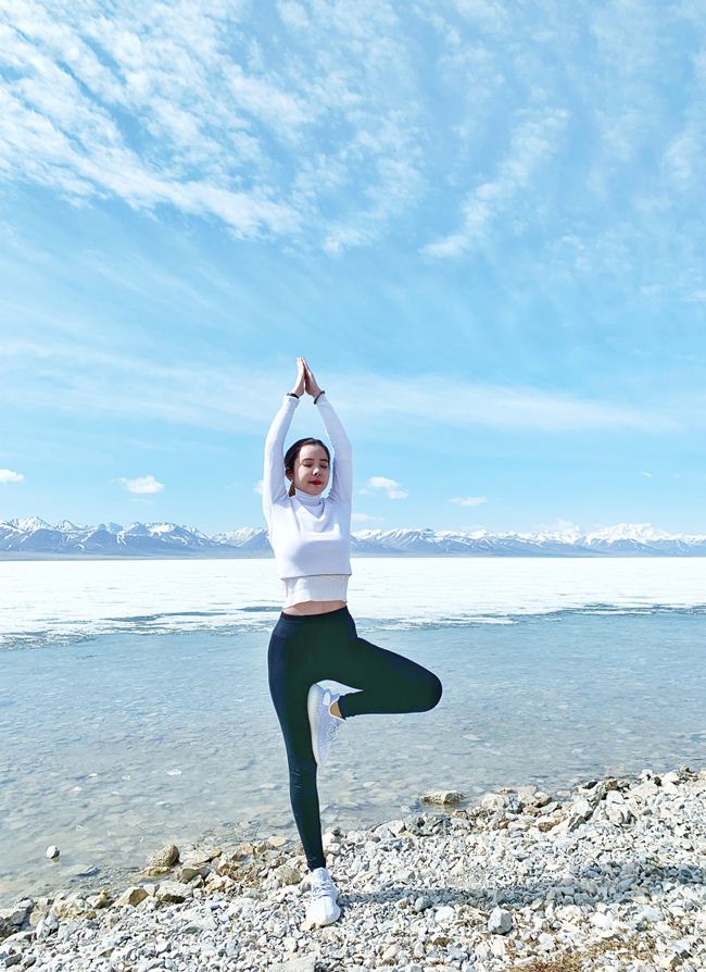 Hoa hậu du lịch tập yoga giữa đất Tây Tạng bị nói "làm lố" - 2
