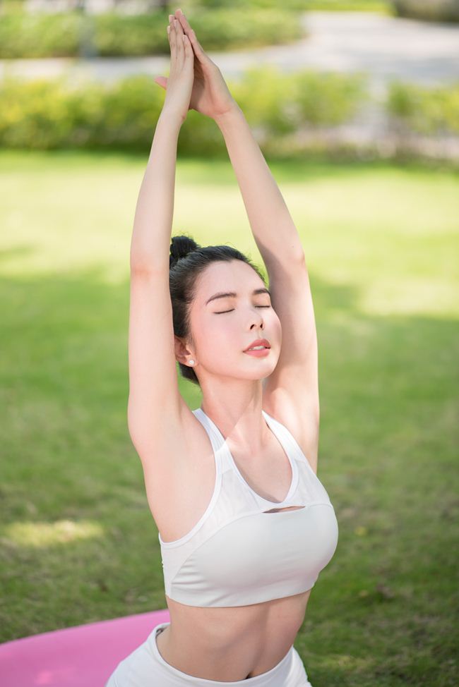 Hoa hậu du lịch tập yoga giữa đất Tây Tạng bị nói "làm lố" - 6