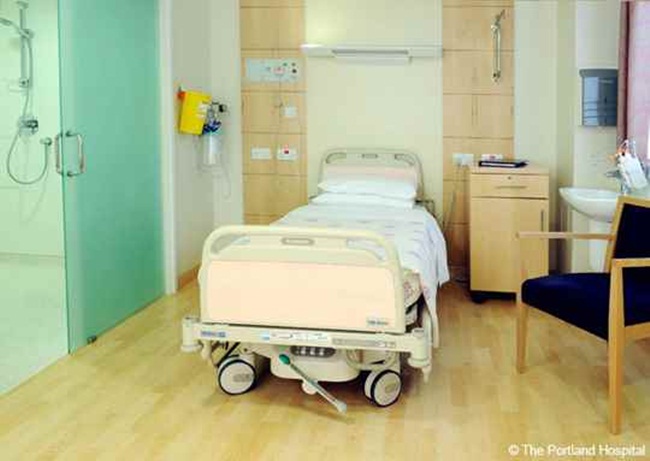 Chi phí ở mỗi đêm ở bệnh viện Portland là 1.800 bảng (khoảng 54 triệu đồng).  Theo The Sun, bệnh viện có những phòng với giá 2.000 bảng/đêm (khoảng 60,5 triệu đồng). 