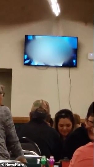 Khách chơi bài “sốc” khi màn hình TV sòng bạc bất ngờ chiếu phim đen - 1