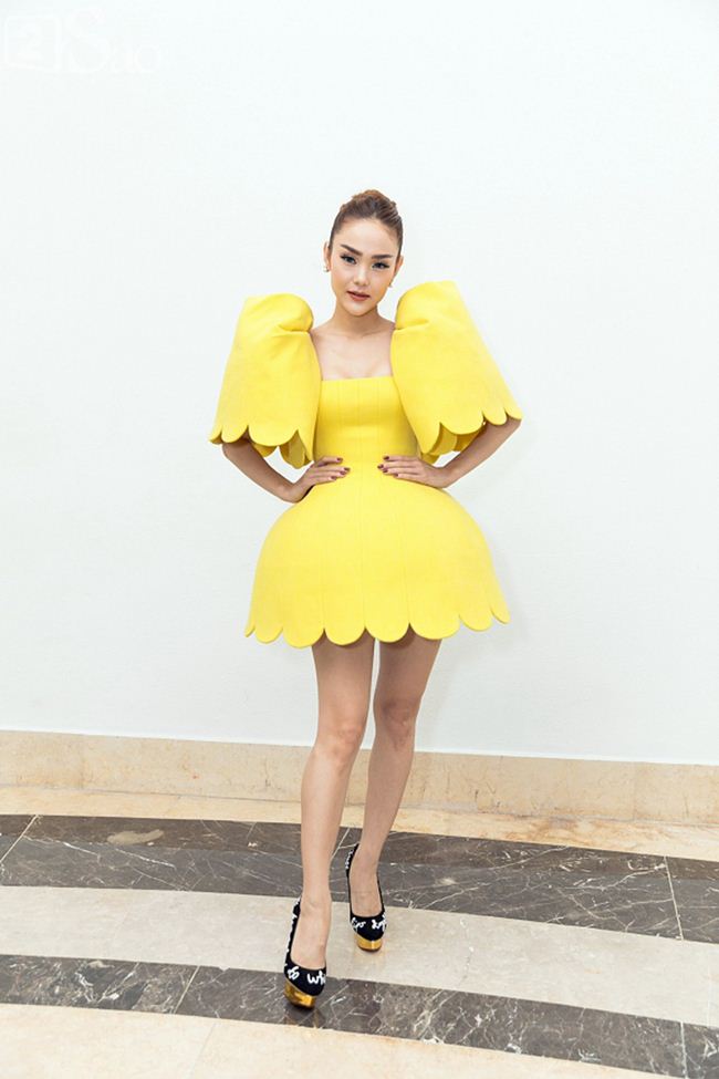 Ngay cả chiếc váy màu vàng xinh xắn được NTK gạo cội Nguyễn Công Trí may riêng cũng khiến Minh Hằng được ví như chú gà con, tạo viral lớn trên các trang mạng xã hội.
