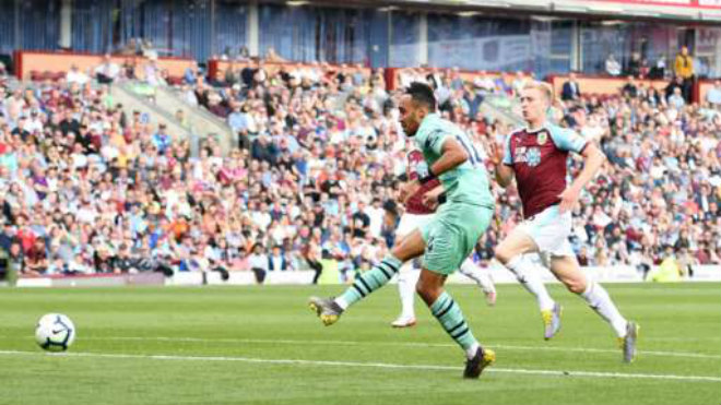 Burnley - Arsenal: "Báo đen" rực sáng, kết liễu phút 90+4 - 1